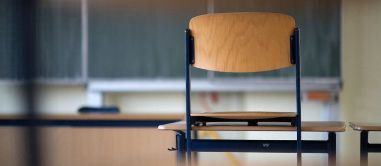 Ein Stuhl steht in einem Klassenzimmer auf dem Tisch (Foto: dpa Bildfunk, picture alliance/dpa | Marijan Murat)