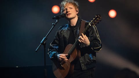 Ed Sheeran bei den Brit Awards 2022 (Foto: DASDING, IMAGO / PA Images)