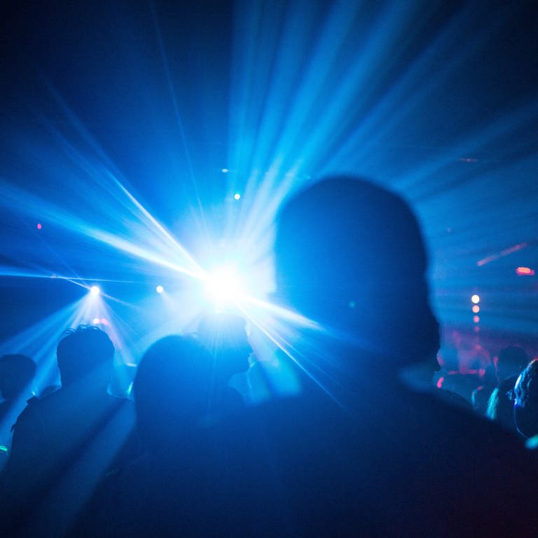 Menschen auf einer Party im Club. (Foto: dpa Bildfunk, picture alliance/dpa | Sophia Kembowski)
