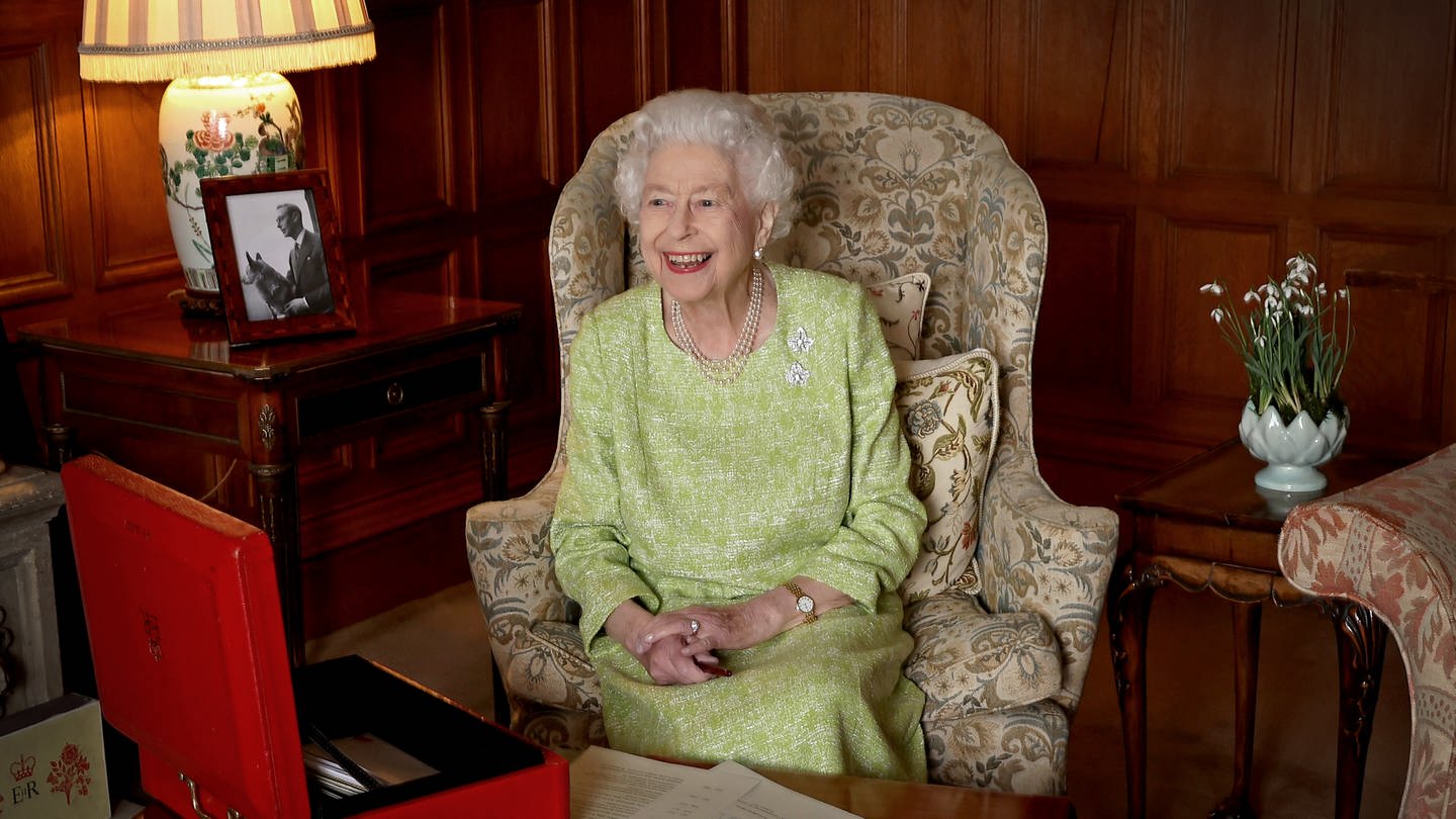 Königin Elizabeth II. in einem Zimmer auf dem Landsitz Sandringham.