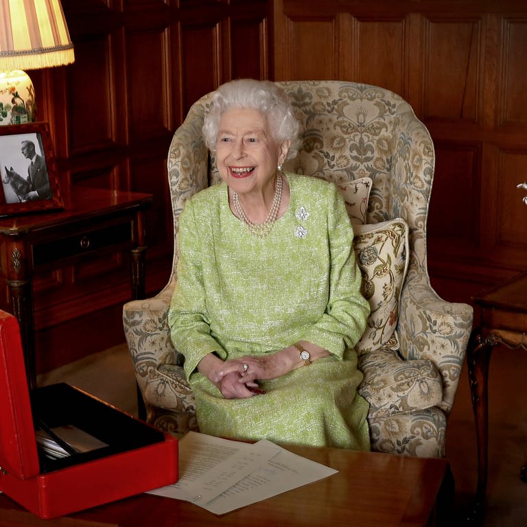 Königin Elizabeth II. in einem Zimmer auf dem Landsitz Sandringham. (Foto: dpa Bildfunk, picture alliance/dpa/PA Media | Chris Jackson/Buckingham Palace)