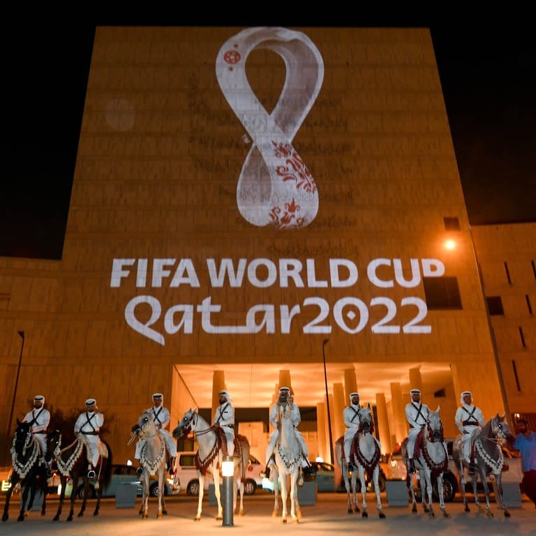 An die Fassade des Gebäudes in Souq Waqif Doha, der Hauptstadt von Katar, wird das Logo der Fußball-Weltmeisterschaft in Katar 2022 projeziert. (Foto: dpa Bildfunk, picture alliance/dpa/XinHua | Nikku)