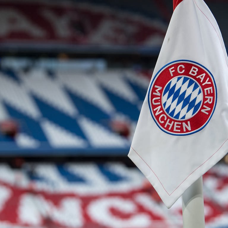 Eine Eckfahne mit dem Logo vom FC Bayern München ist vor dem Spiel vor den leeren Rängen zu sehen (Foto: dpa Bildfunk, picture alliance/dpa | Sven Hoppe)