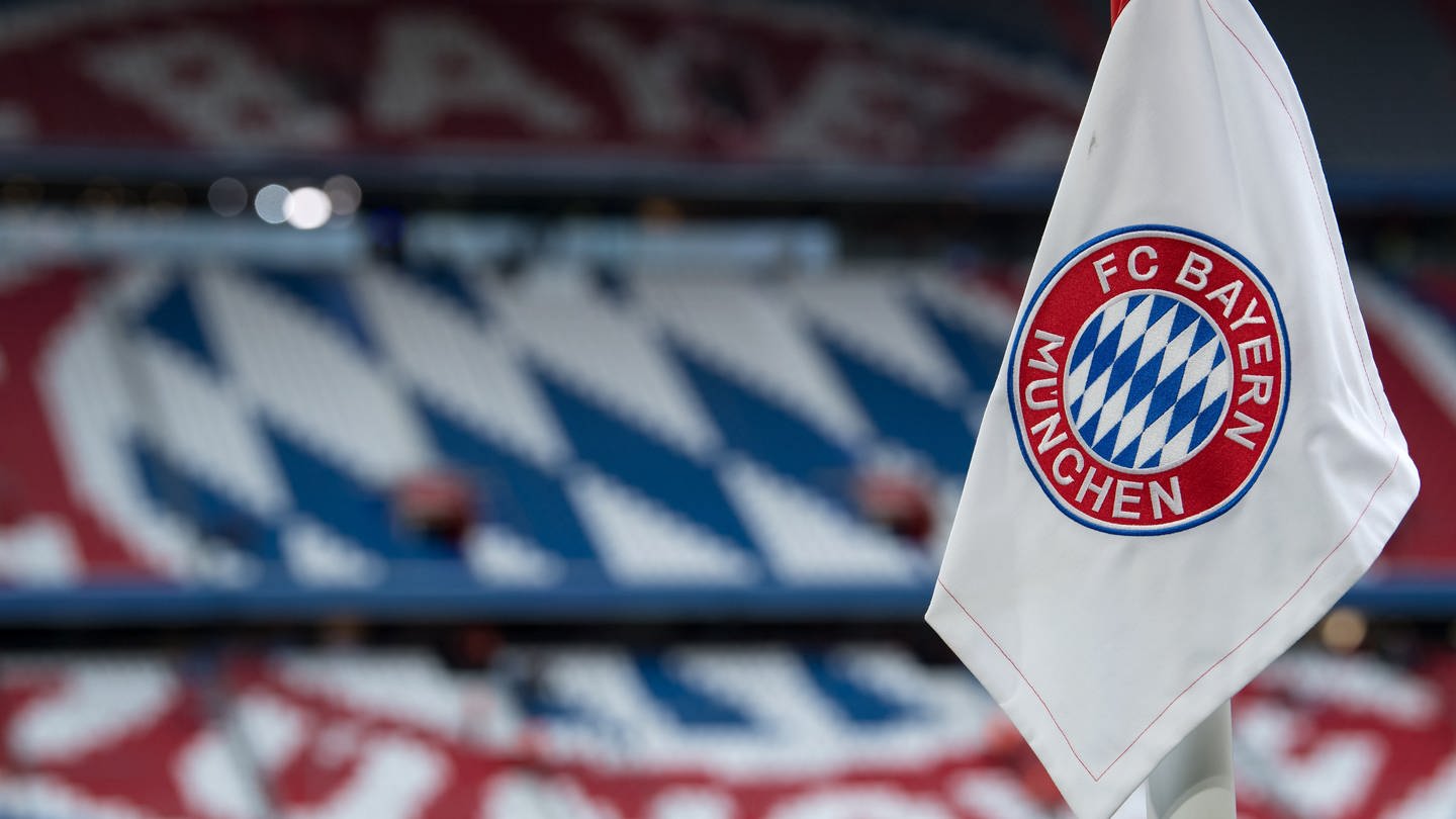 Eine Eckfahne mit dem Logo vom FC Bayern München ist vor dem Spiel vor den leeren Rängen zu sehen (Foto: dpa Bildfunk, picture alliance/dpa | Sven Hoppe)
