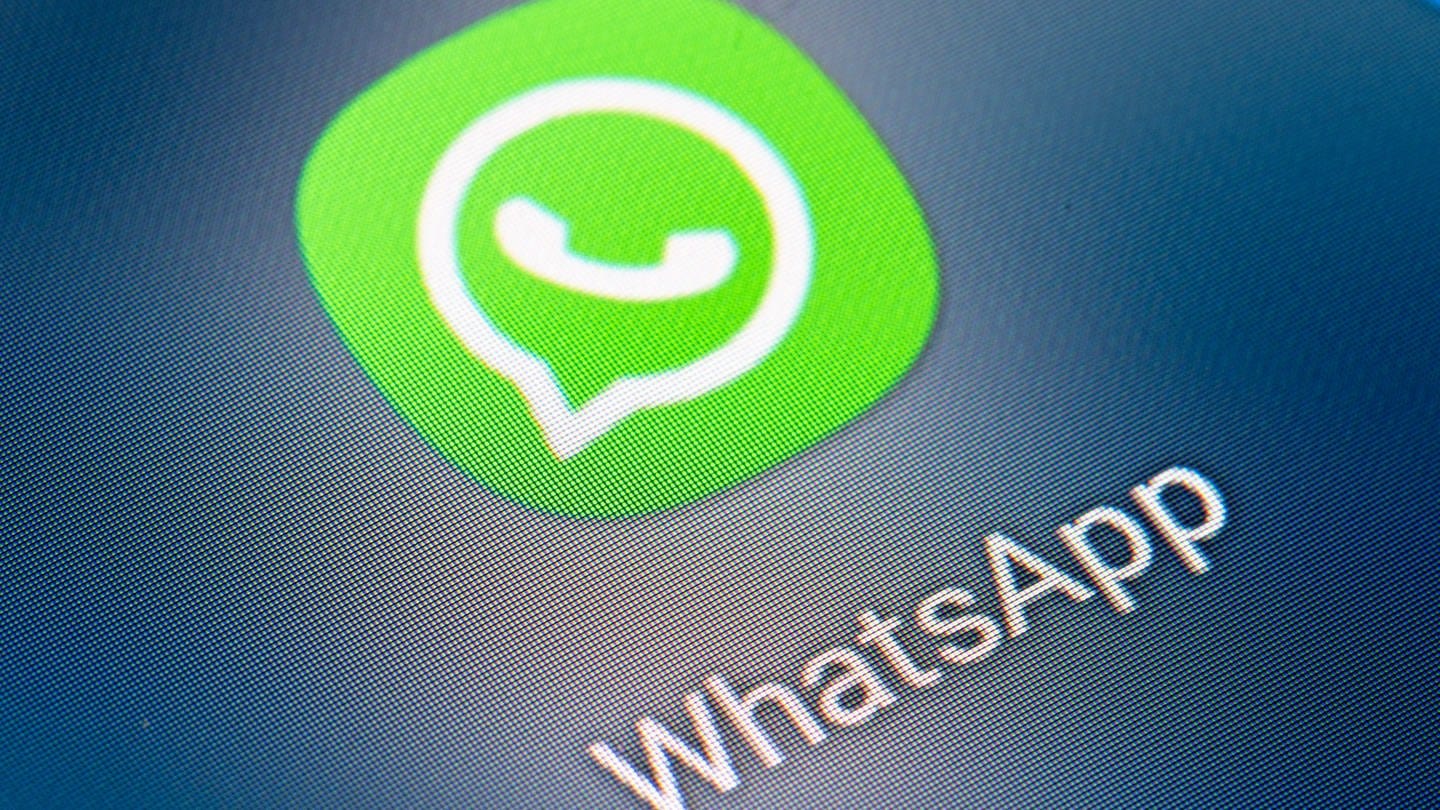Auf dem Bildschirm eines Smartphones sieht man das Icon der App Whatsapp.
