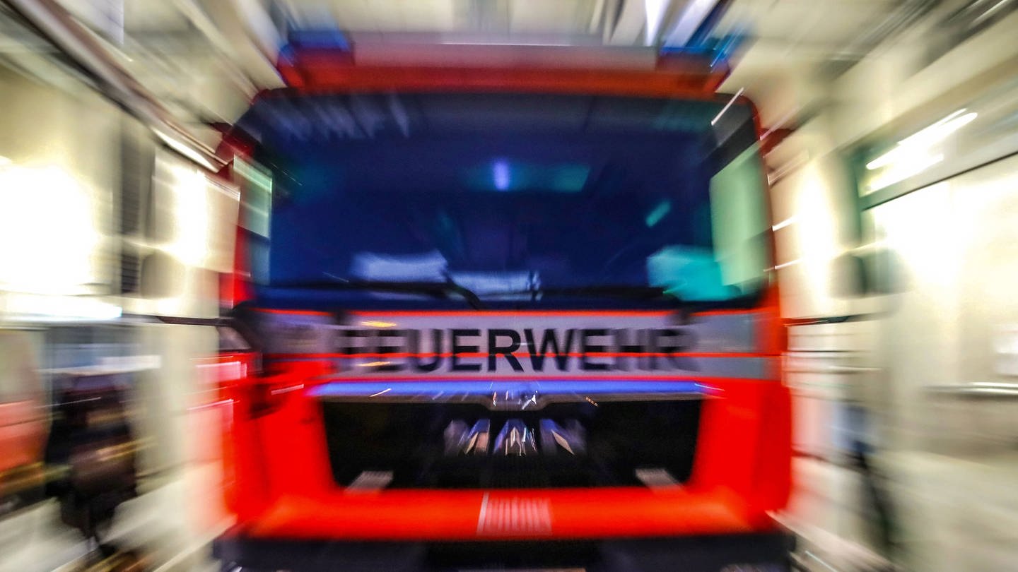 Feuerwehrauto fährt mit Blaulicht zu einem Einsatz