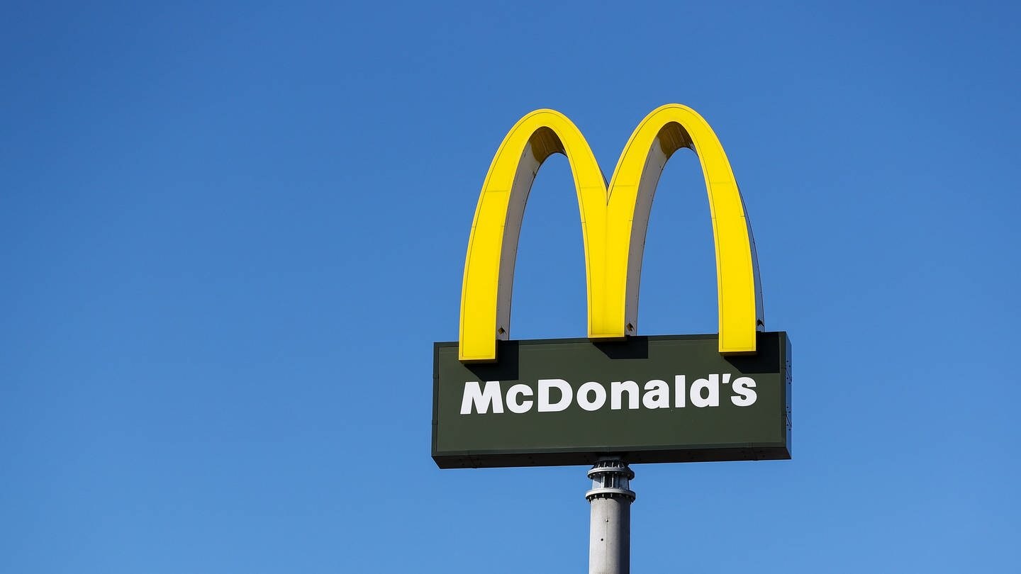 Ein Schild mit dem Logo des US-amerikanischen FastFood-Konzerns McDonald's (Foto: dpa Bildfunk, https://twitter.com/POL_Overijssel/status/1509220085860339720)