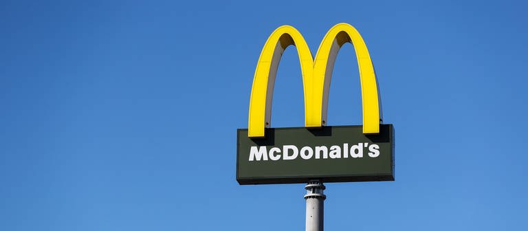 Ein Schild mit dem Logo des US-amerikanischen FastFood-Konzerns McDonald's  (Foto: dpa Bildfunk, https://twitter.com/POL_Overijssel/status/1509220085860339720)