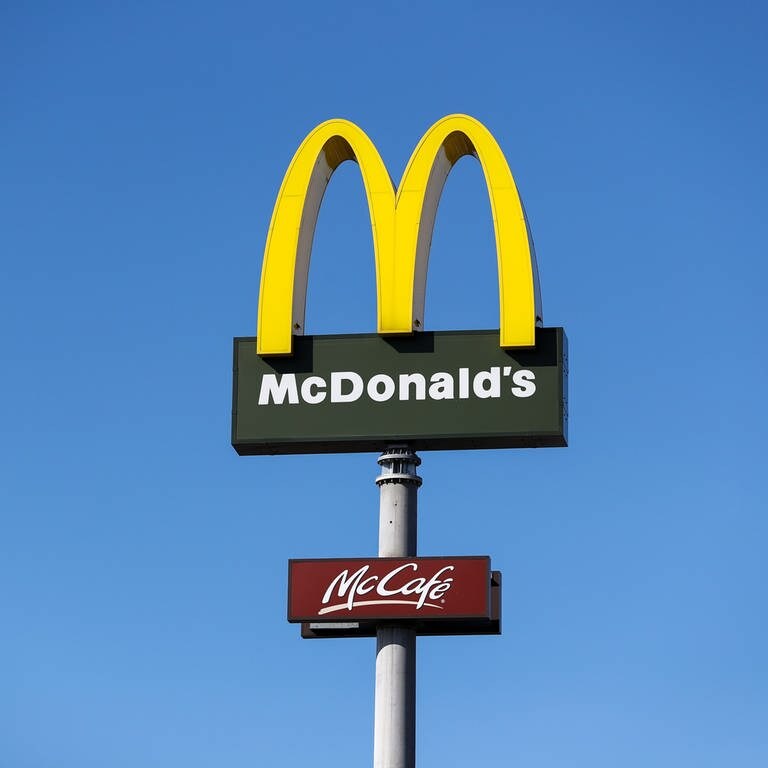 Ein Schild mit dem Logo des US-amerikanischen FastFood-Konzerns McDonald's  (Foto: dpa Bildfunk, https://twitter.com/POL_Overijssel/status/1509220085860339720)