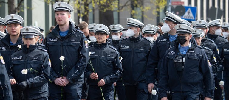 Polizisten in Mainz (Foto: dpa Bildfunk, picture alliance/dpa | Boris Roessler)