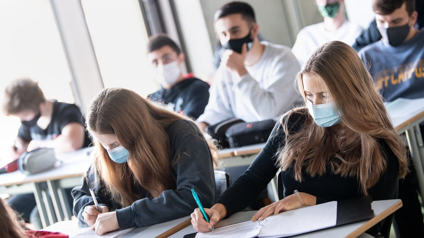 Schülerinnen und Schüler nehmen mit Mund- und Nasenschutz am Unterricht teil (Foto: dpa Bildfunk, picture alliance/dpa | Matthias Bal)