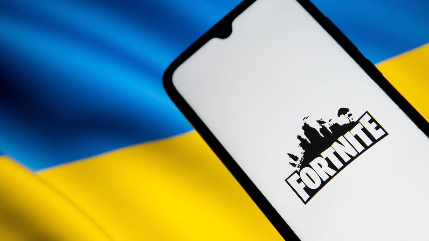 Fortnite auf dem Handy vor einer Ukraine-Flagge