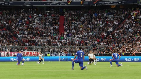 Die deutschen Fußball-Nationalspieler setzen gemeinsam mit den Engländern vor dem Anpfiff des Nations-League-Spiels in München ein Zeichen gegen Rassismus (Foto: dpa Bildfunk, Picture Alliance)