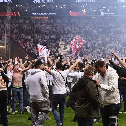 Frankfurt-Fans laufen auf dem Spielfeld des Stadions umher und feiern den Einzug ins Finale der Europa League nach dem Sieg gegen West Ham. (Foto: IMAGO, IMAGO / Revierfoto)