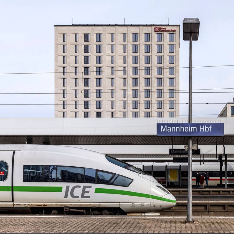 ICE im Hauptbahnhof Mannheim. (Foto: IMAGO, IMAGO / Arnulf Hettrich)