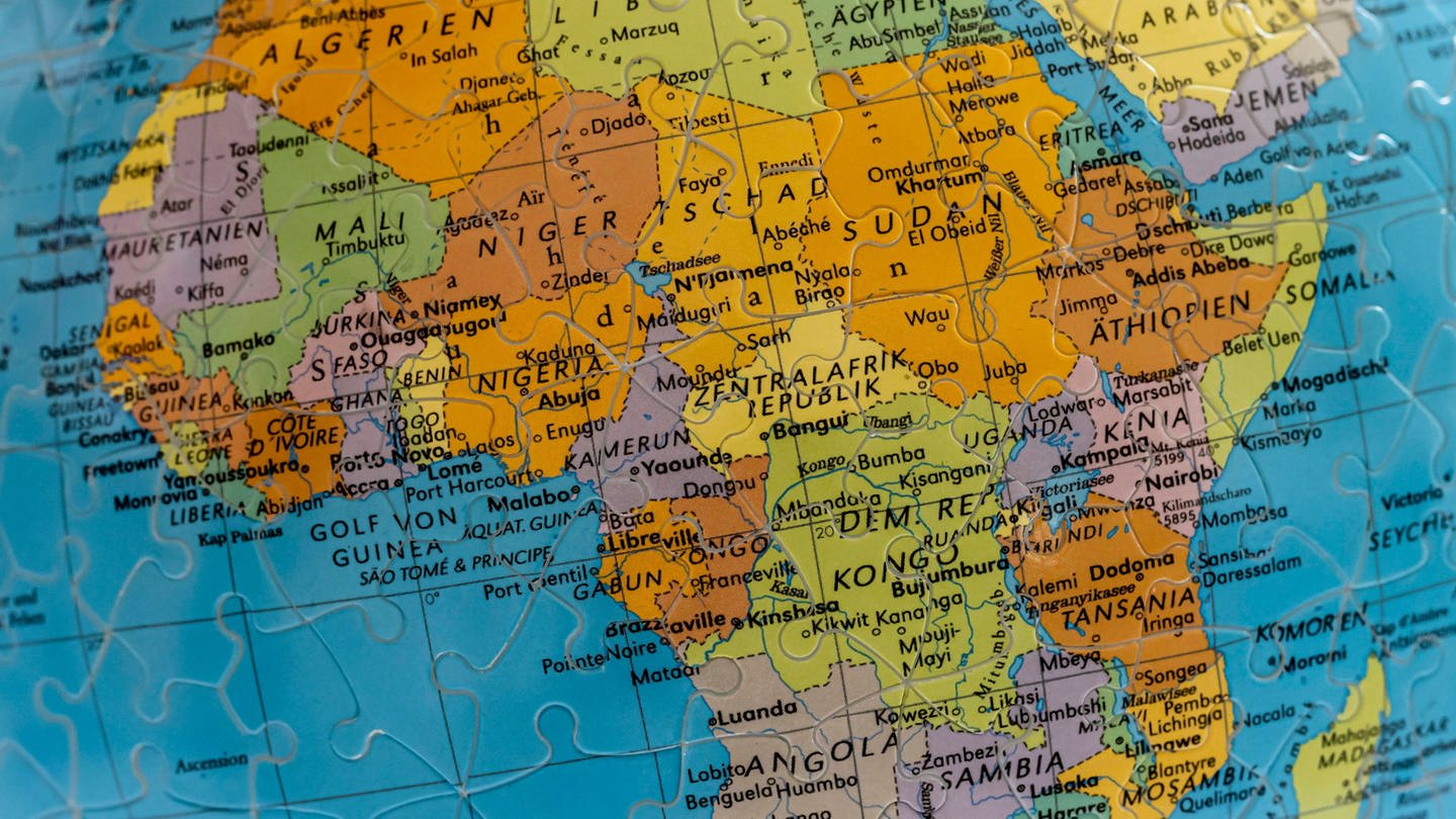 Afrika auf einem Puzzle-Globus