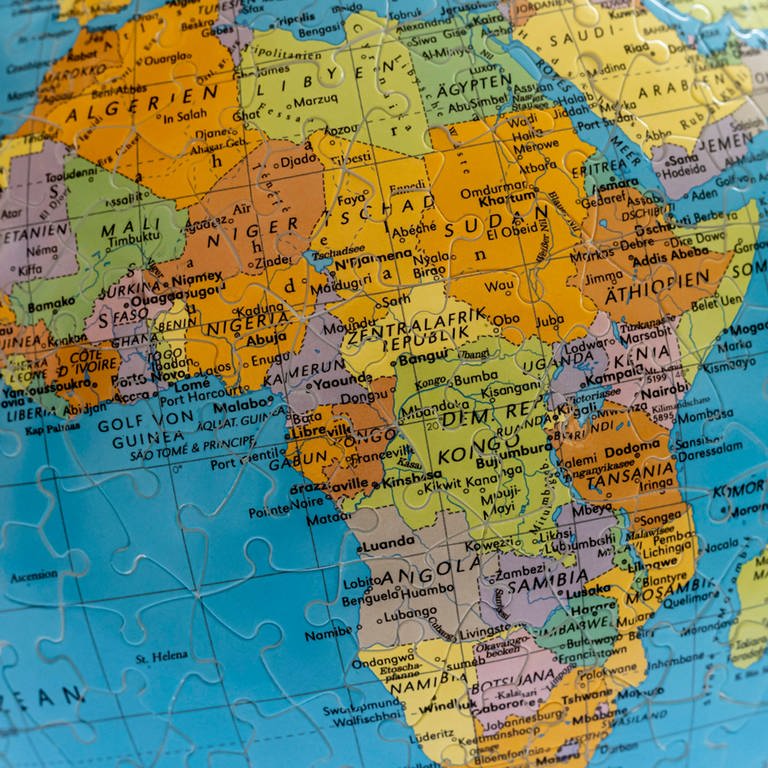 Afrika auf einem Puzzle-Globus (Foto: dpa Bildfunk, IMAGO / Arnulf Hettrich)