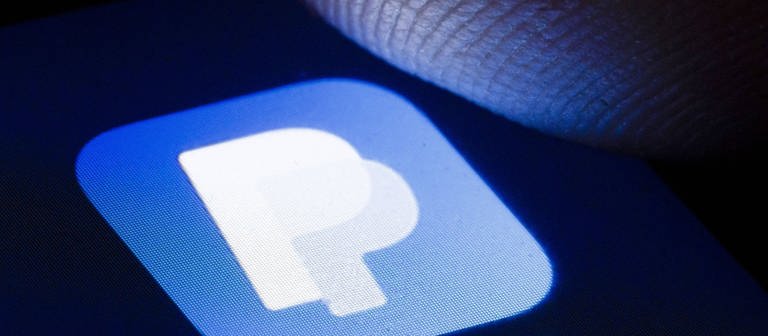 Das Logo des Online Bezahldienst PayPal ist auf dem Display eines Smartphone zu sehen.  (Foto: IMAGO, IMAGO / photothek)