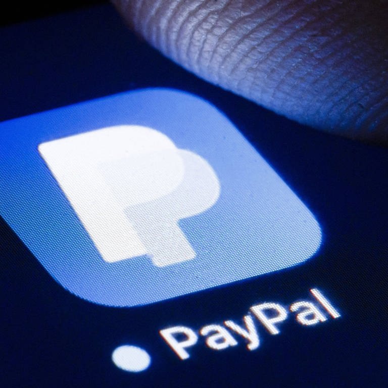 Das Logo des Online Bezahldienst PayPal ist auf dem Display eines Smartphone zu sehen.  (Foto: IMAGO, IMAGO / photothek)