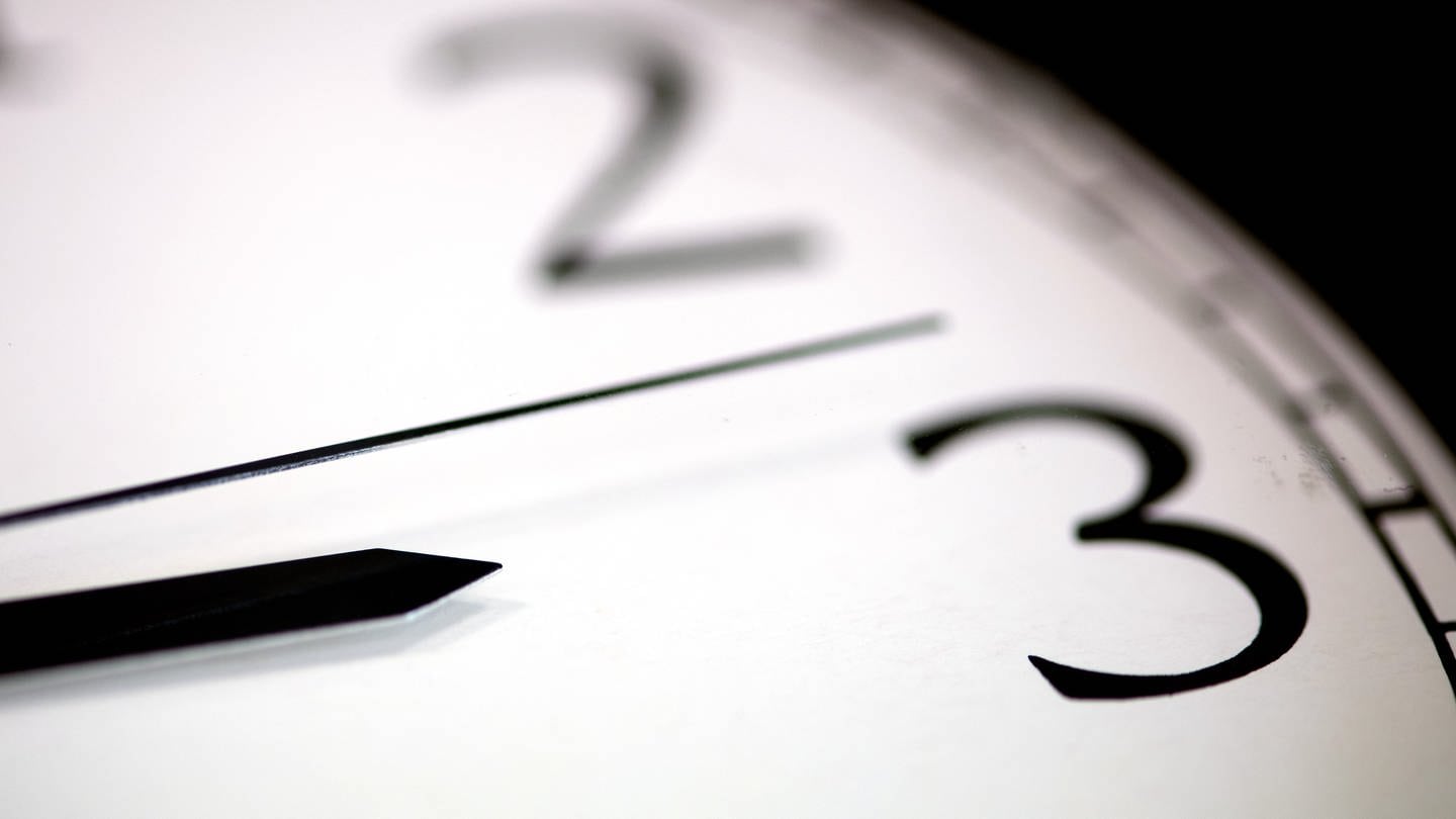 Der Zeiger einer Uhr steht auf drei Uhr. (Foto: dpa Bildfunk, picture alliance/dpa | Ralf Hirschberger)