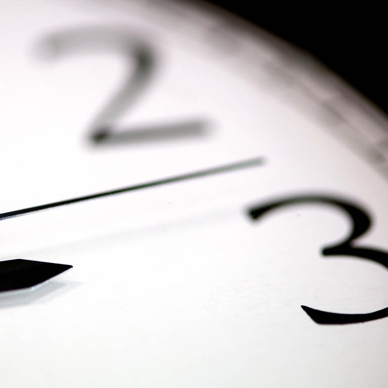 Der Zeiger einer Uhr steht auf drei Uhr.  (Foto: dpa Bildfunk, picture alliance/dpa | Ralf Hirschberger)