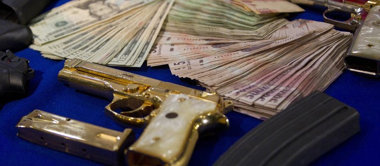 Geld und Waffen - Drogenkartell Mexiko (Foto: IMAGO, IMAGO / Xinhua)