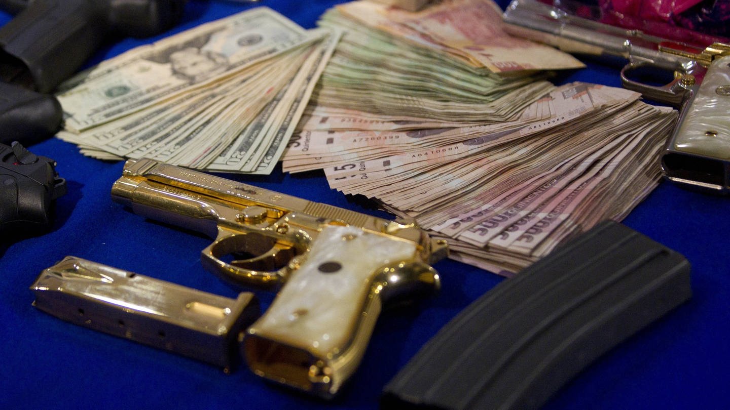Geld und Waffen - Drogenkartell Mexiko (Foto: IMAGO, IMAGO / Xinhua)
