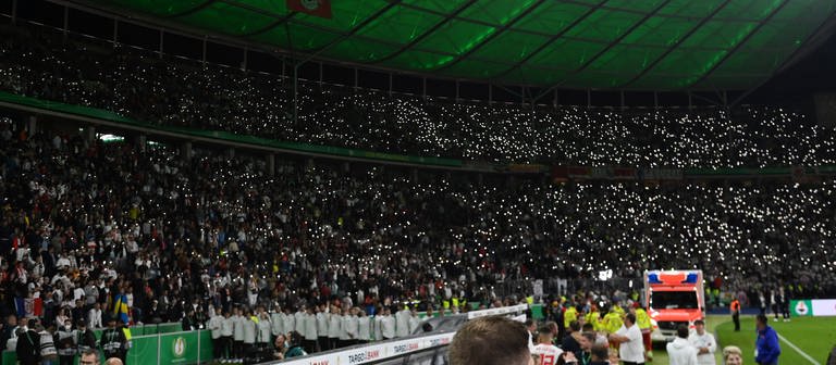 Rettungswagen und leuchtende Handys beim DFB-Pokalfinale (Foto: IMAGO, imago)