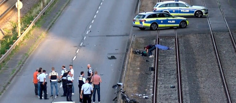 Einsatzkräfte der Polizei untersuchen einen Tatort auf der Rhenaniastraße in Mannheim. (Foto: dpa Bildfunk, picture alliance/dpa/PR-Video | René Priebe)