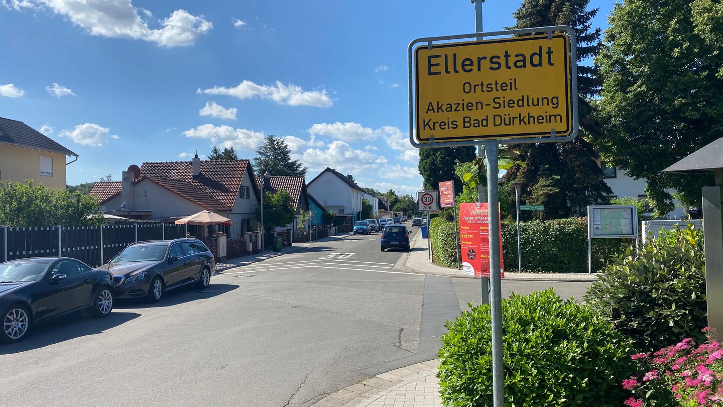 Ellerstadt im Kreis Bad Dürkheim, Ortsschild am Ortseingang, Straße mit Häusern