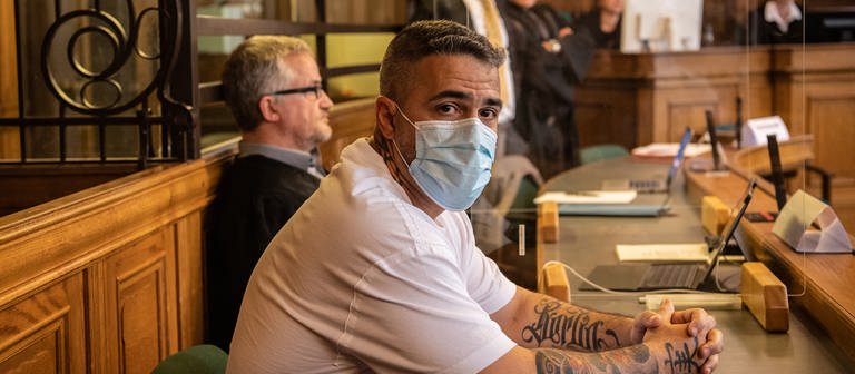 Anis Mohamed Youssef Ferchichi, bekannt als Rapper Bushido, sitzt zu Beginn eines Prozesses gegen den Chef einer bekannten arabischstämmigen Großfamilie in einem Gerichtssaal des Landgerichts. (Foto: dpa Bildfunk, picture alliance/dpa/dpa-Zentralbild/Pool | Paul Zinken)