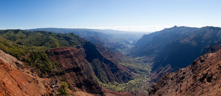 Symbolbild tropische Insel: Panoramaaufnahme der steilen Felswände des Waimea Canyon auf Kauai. (Foto: DASDING, IMAGO / YAY Bild)