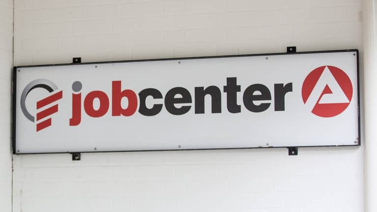 Jobcenter-Schild (Foto: IMAGO, Fotostand)