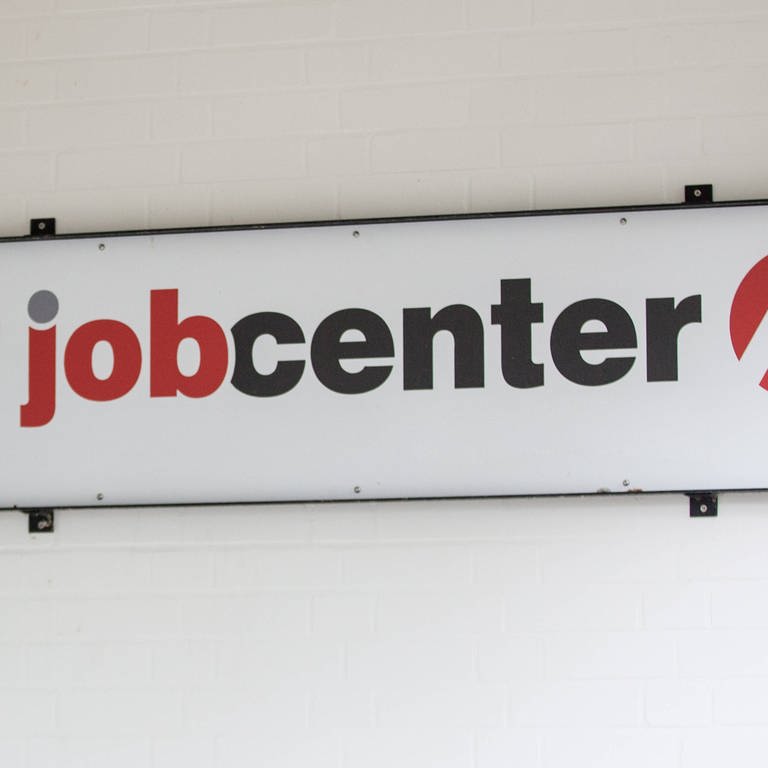 Jobcenter-Schild (Foto: IMAGO, Fotostand)