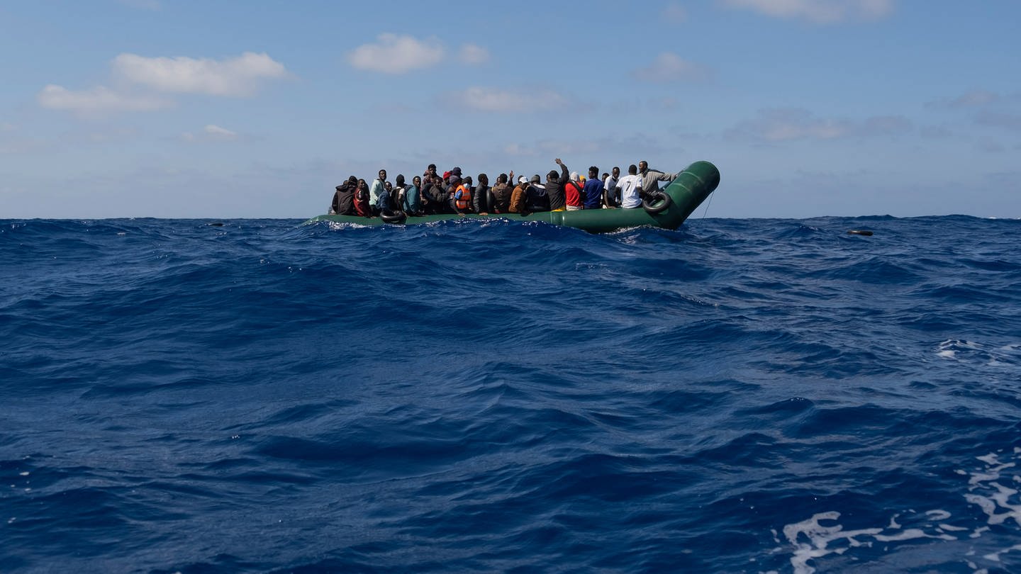 Ein Schlauchboot mit Flüchtlingen treibt auf dem Mittelmeer.