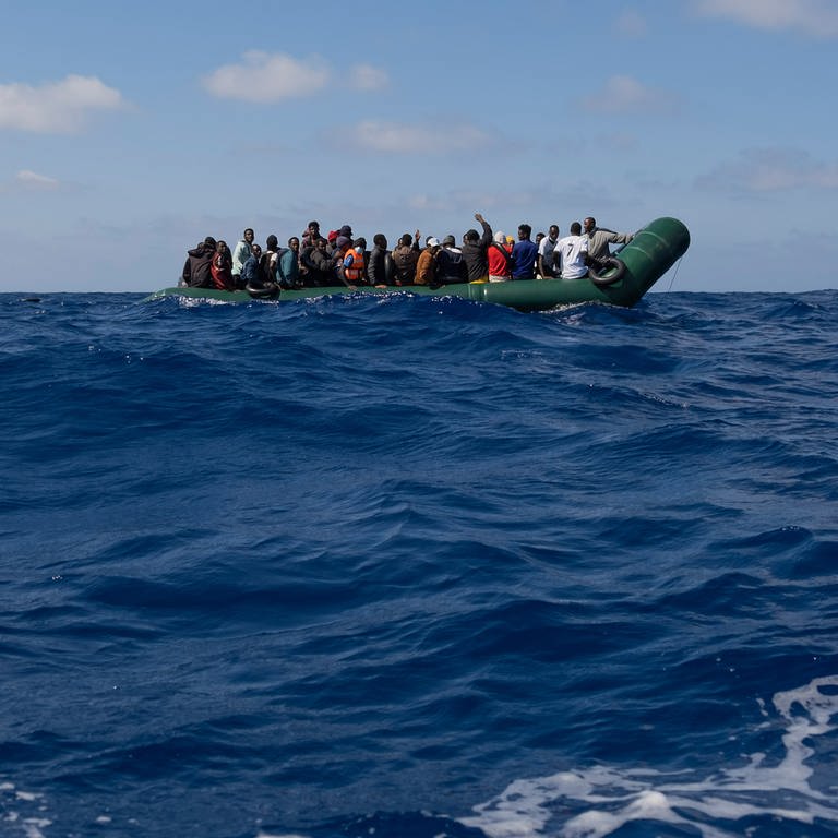 Ein Schlauchboot mit Flüchtlingen treibt auf dem Mittelmeer. (Foto: dpa Bildfunk, picture alliance/dpa/sea-eye | Camilla Kranzusch)