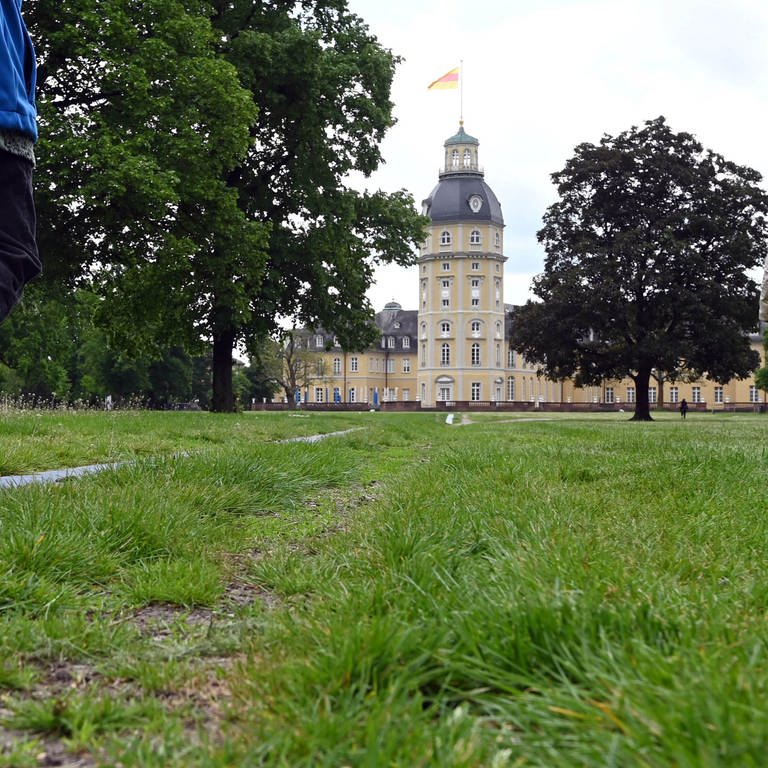 Personen gehen durch den Karlsruher Schlossgarten der wieder geöffnet hat. (Foto: dpa Bildfunk, picture alliance/dpa | Uli Deckpicture alliance/dpa | Uli Deck)