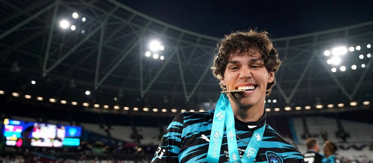Soccer Aid for UNICEF 2022 - The London Stadium Rest of the World XI s Noah Beck poses for photos after the Soccer Aid for UNICEF match at The London Stadium, (Foto: IMAGO, Copyright: xZacxGoodwinx 67405237)