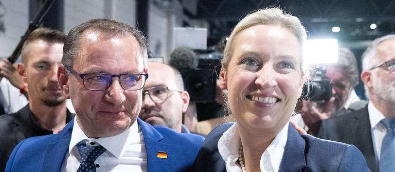 Tino Chrupalla und Alice Weidel - Wahl zu AfD-Vorsitzenden (Foto: DASDING, picture alliance/dpa | Sebastian Kahnert)
