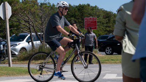 Joe Biden fährt auf seinem Fahrrad (Foto: dpa Bildfunk, picture alliance/dpa/AP | Manuel Balce Ceneta)
