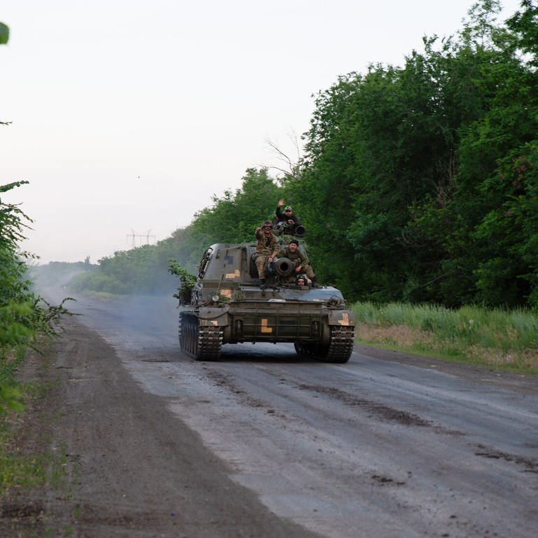Ukrainische Soldaten in einem gepanzerten Fahrzeug. (Foto: dpa Bildfunk, picture alliance/dpa/SOPA Images via ZUMA Press Wire | Madeleine Kelly)