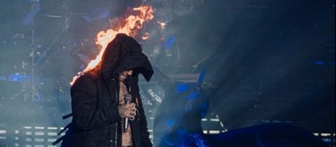 Kontra steht bei seiner Show in Flammen (Foto: DASDING)