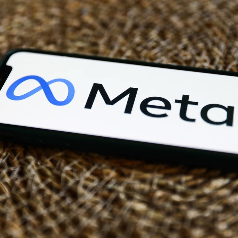 Meta logo displayed on a phone screen. (Foto: dpa Bildfunk, picture alliance / NurPhoto | Jakub Porzycki)