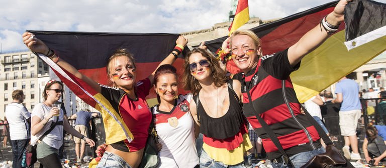 Jubelnde Fußballfans in Deutschland (Foto: IMAGO, IMAGO / Future Image)
