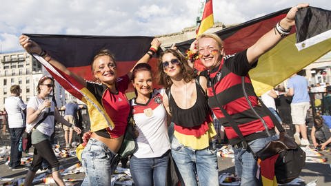 Jubelnde Fußballfans in Deutschland (Foto: IMAGO, IMAGO / Future Image)