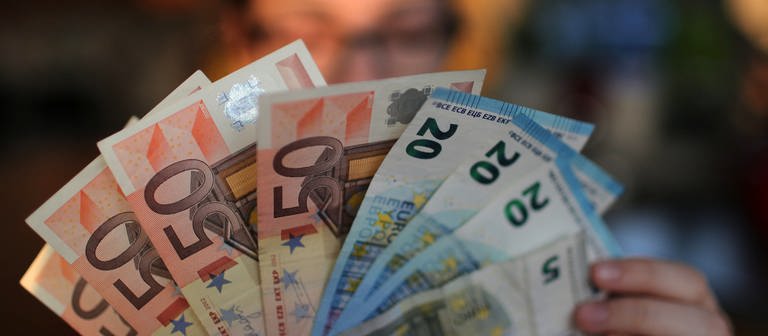 Jugendliche hält Euro-Scheine in der Hand (Foto: DASDING, dpa Bildfunk, Picture Alliance)