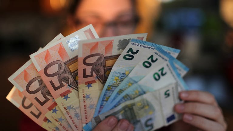 Jugendliche hält Euro-Scheine in der Hand (Foto: DASDING, dpa Bildfunk, Picture Alliance)