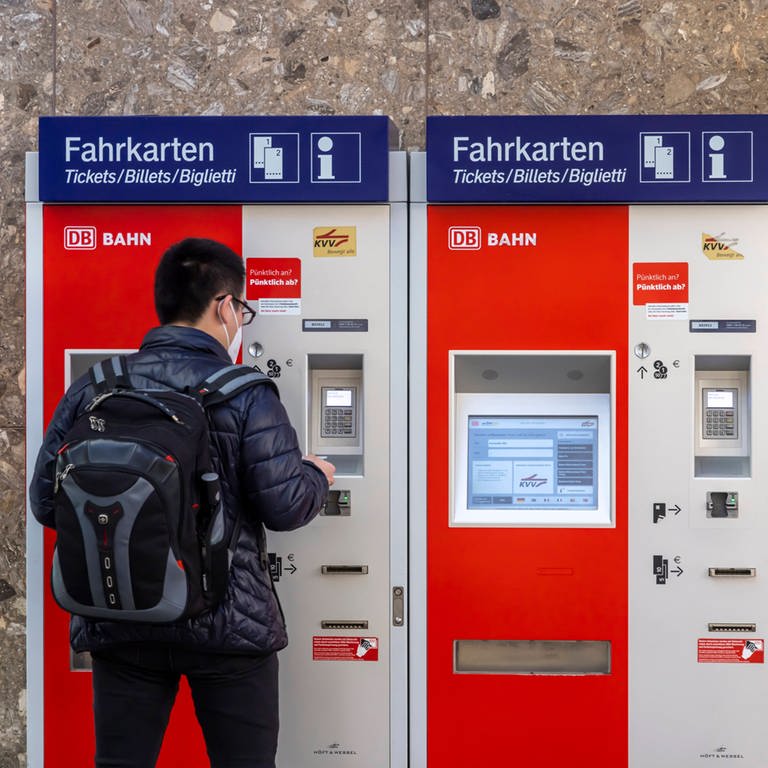 Fahrkartenautomat der Bahn im Bahnhof Karlsruhe (Foto: IMAGO, IMAGO / Arnulf Hettrich)