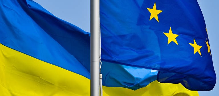 Eine Ukraine-Flagge neben einer EU-Flagge (Foto: picture-alliance / Reportdienste, Picture Alliance)