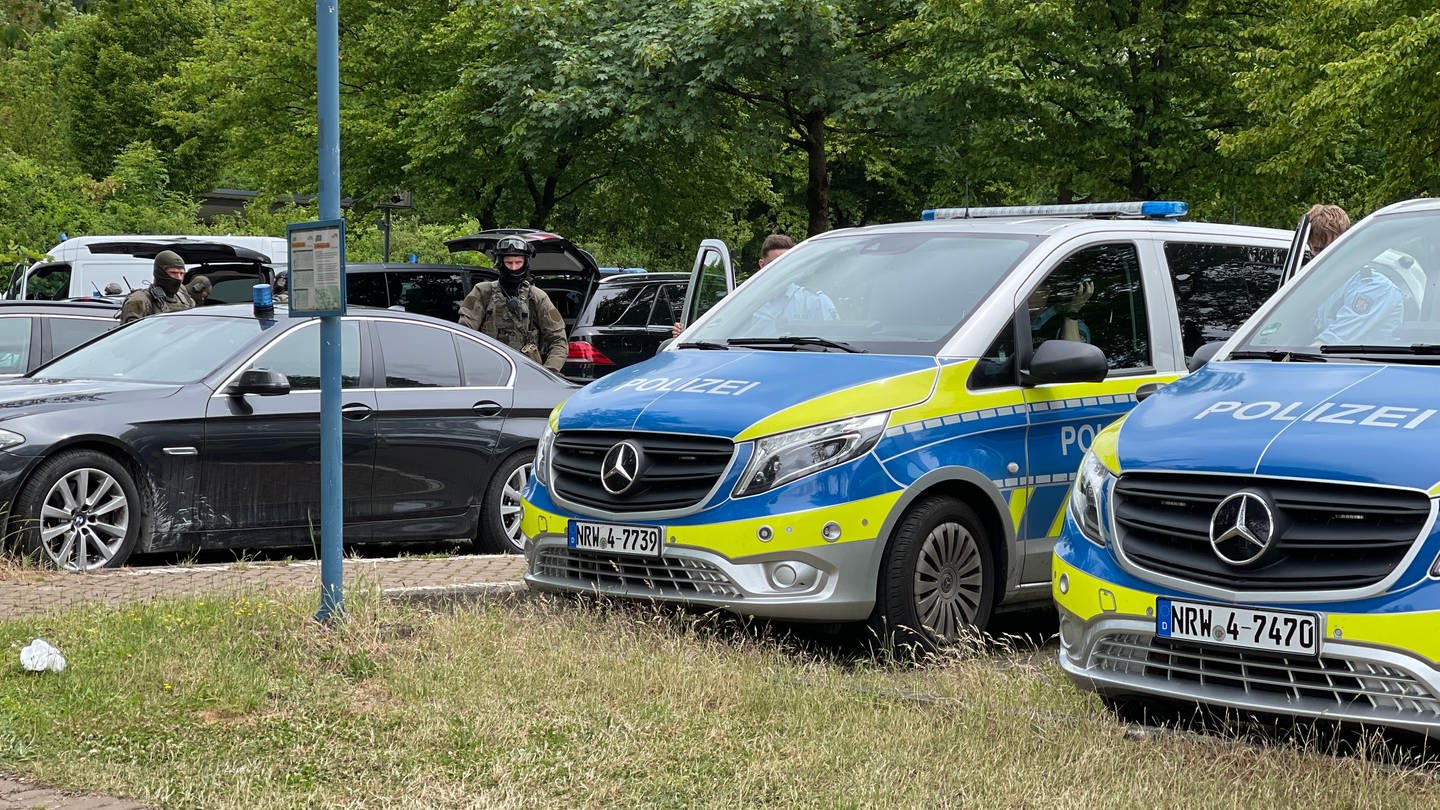 Einsatzfahrzeuge stehen vor einem Berufskolleg. Nach Schüssen an einem Berufskolleg in Bielefeld hat die Polizei einen Tatverdächtigen festgenommen, Verletzte gab es nicht.